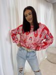 BURN – Puder und rotes Sweatshirt