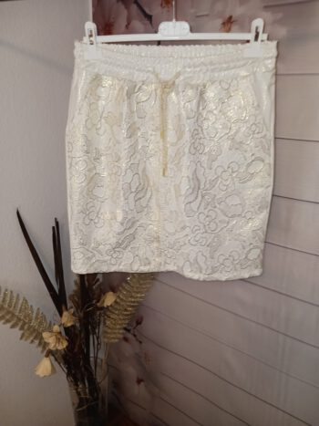 Rock mit floraler Spitze vorn