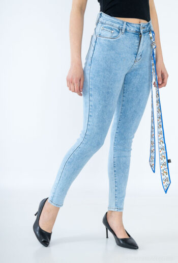 Jeans mit Gürtelschleife
