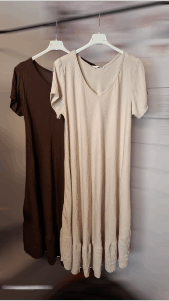Damenkleid  mit kurzen Ärmeln und Rüsche aus leichter Viskose