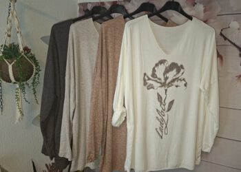Feinstrick-Pullover mit Strass-Blumenmuster