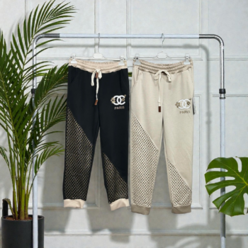 Damenhose mit Netzeinsätzen und Paris-Detail