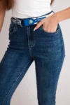 ger_pl_Damenjeanshose-Mom-Fit-mit-hohem-Bund-und-kontrastierendem-Gurtel-dunkeljeansfarben-38372_4
